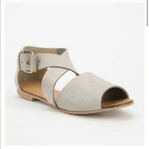 Deena & ozzy cross-strap peep-toe sandal